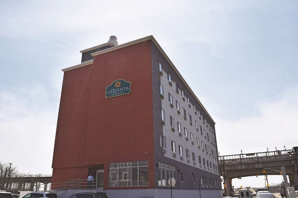 La Quinta Inn & Suites Far Rockaway - Beach Hotel New York Exterior photo