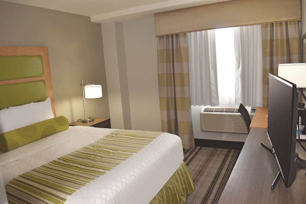 La Quinta Inn & Suites Far Rockaway - Beach Hotel New York Room photo