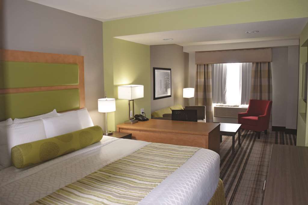 La Quinta Inn & Suites Far Rockaway - Beach Hotel New York Room photo