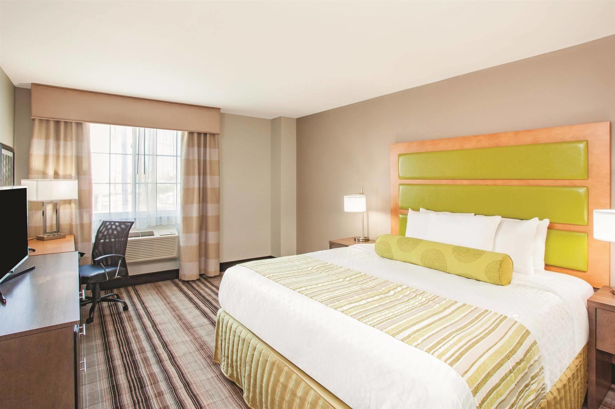 La Quinta Inn & Suites Far Rockaway - Beach Hotel New York Exterior photo